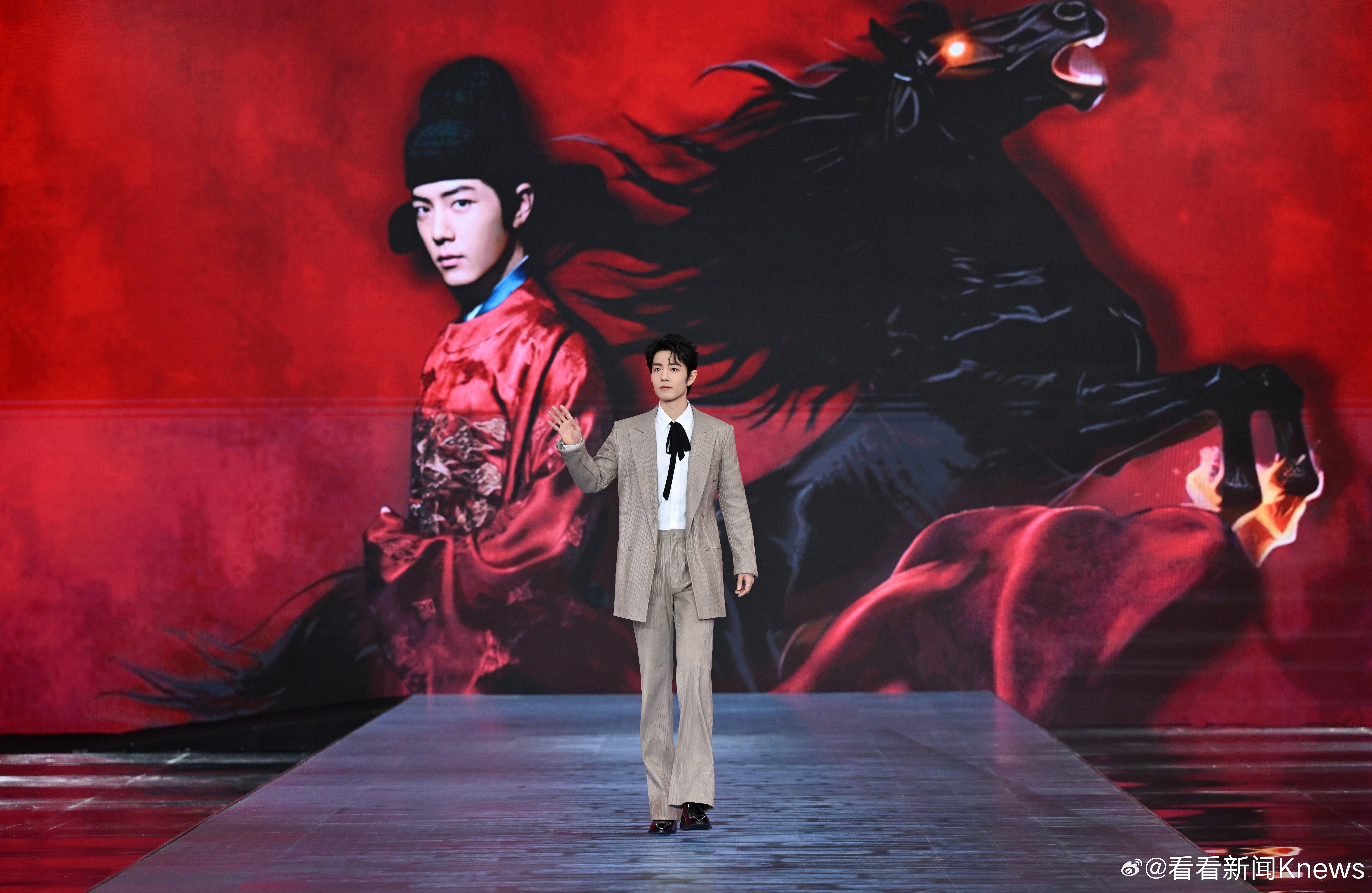 【锁定东方卫视！#电视剧品质盛典今晚播出#】 孙俪红毯美图新鲜出炉，每一个眼神，