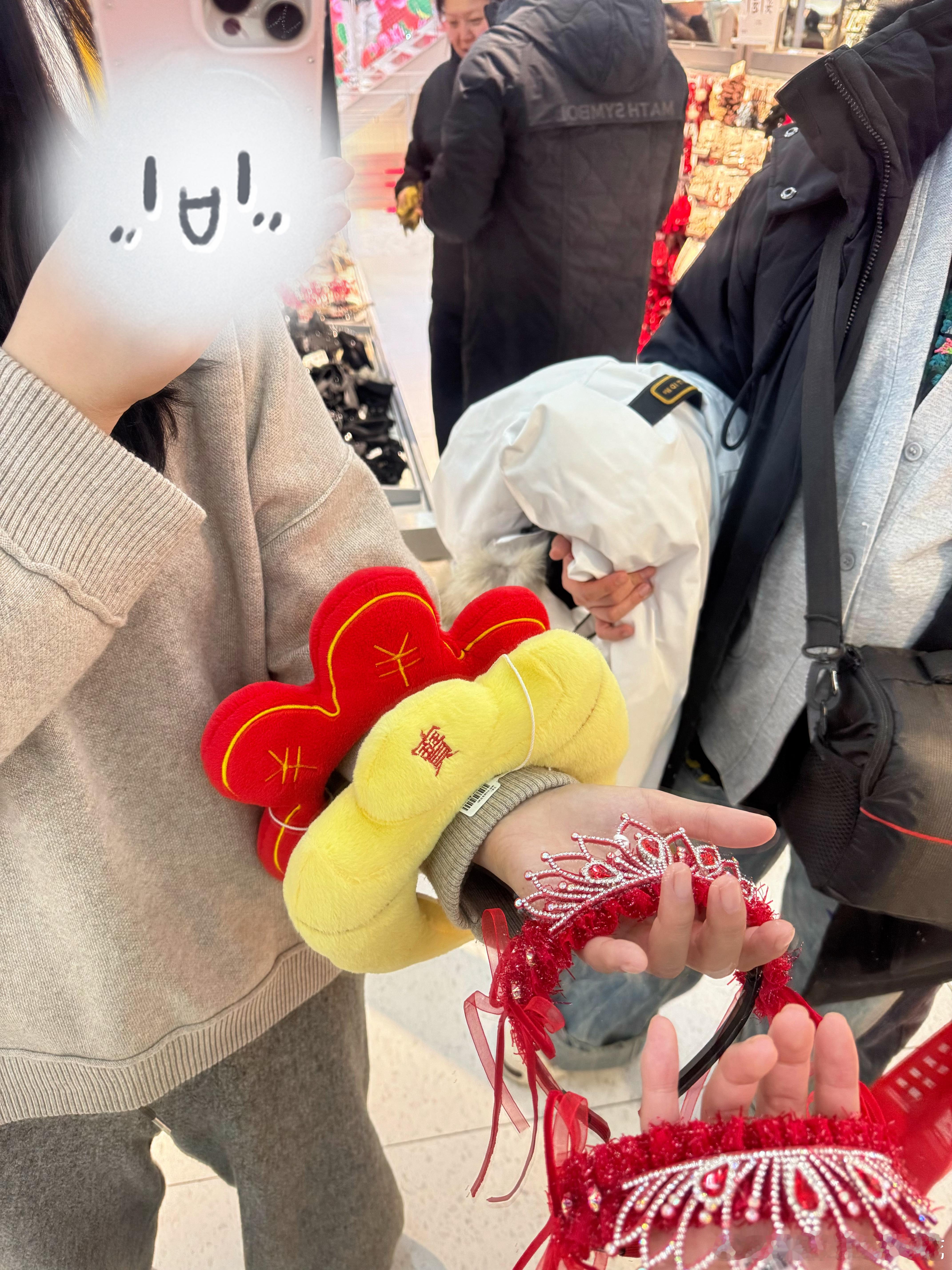 去三福还行给自己买这些发箍啊哈哈哈哈哈哈哈，不过很喜欢～ 