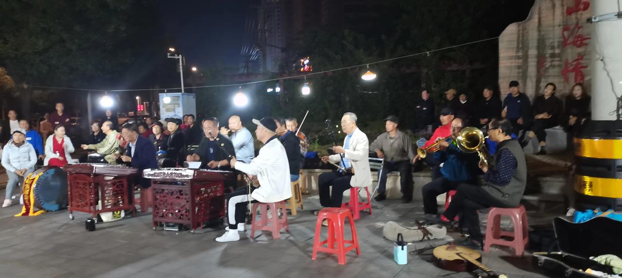 我很少看街头吹拉弹唱，但是我今天晚上与小哥散步，走到平安大街和山海大道路口，被这