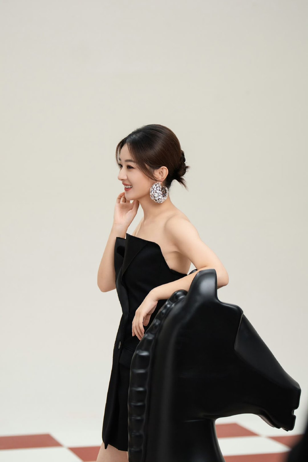 赵丽颖耳环比脸大 赵丽颖自我优雅赋格 赵丽颖耳环比脸大！ 