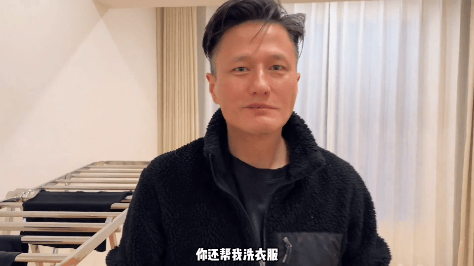 尹子维婚后帮徐冬冬洗衣服尹子维晾衣服那个画面看得我心里软乎乎的，一边干活一边回应