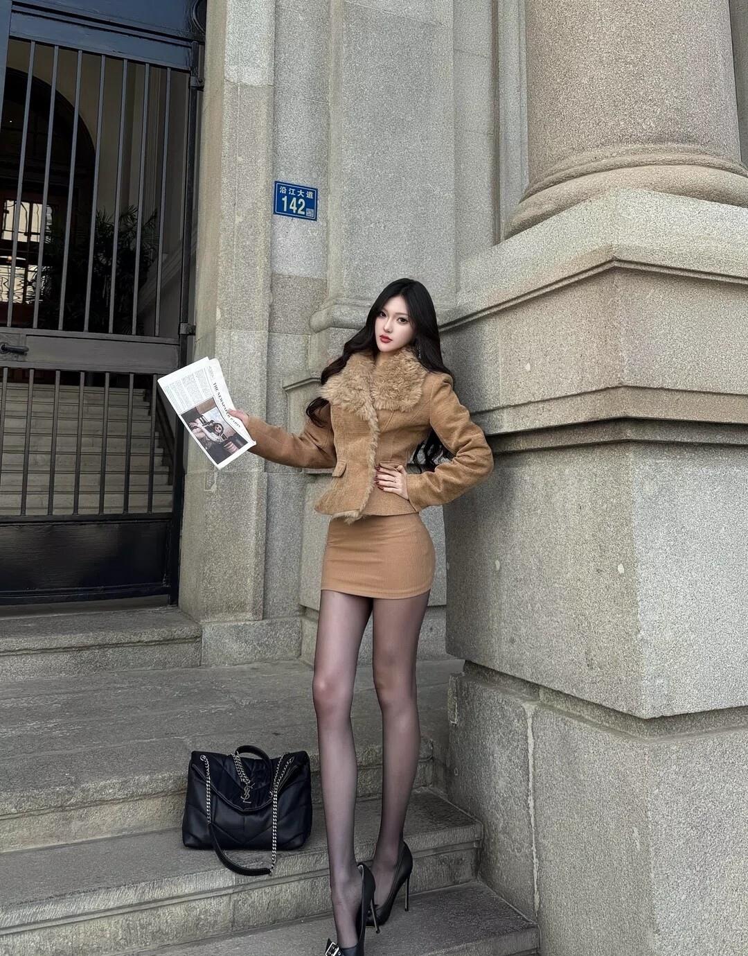 优雅都市风，棕色套装搭配黑色高跟鞋，自信满满！