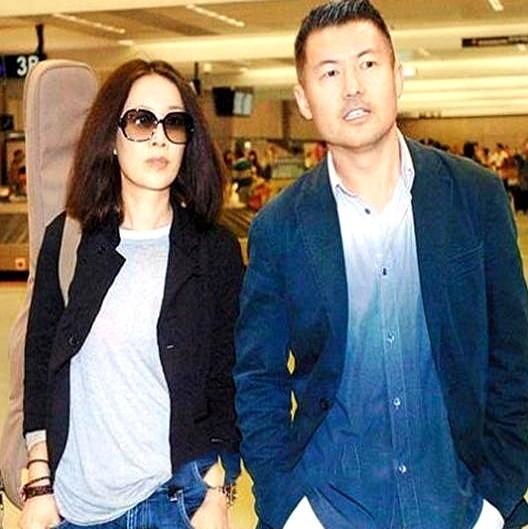 那英没靠婚姻躺平，人家把日子过成了双人舞。
孟桐兜底，她开唱，谁说夫妻得一个拖着