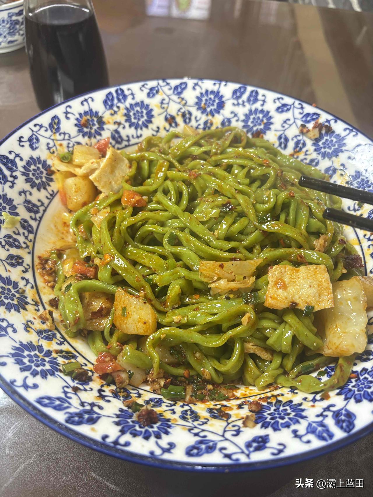 在西安吃的油泼菠菜面，大碗15元，这是第二次来这里吃了，这店主要是卖饺子的，看看