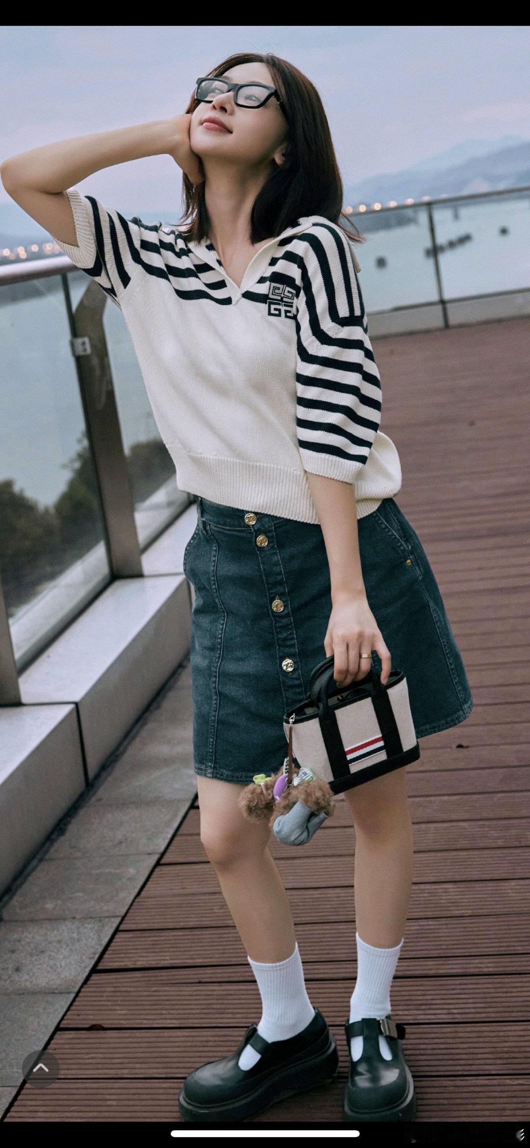 吴谨言微博最新营业已经带上婚戒了[举手] ​​​