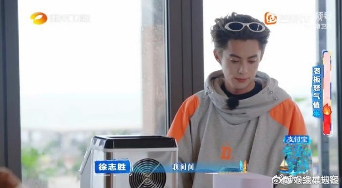 王鹤棣在无语的时候真的很无语 徐志胜的迷糊操作轮番上阵，王鹤棣全程一脸无奈，表情