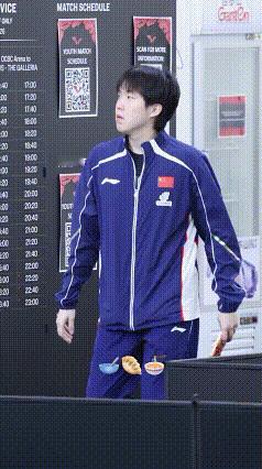 楚钦进训练场，听到陈垣宇赢了雨果，一脸欣慰地点头，他是除了教练组，最希望国乒小将