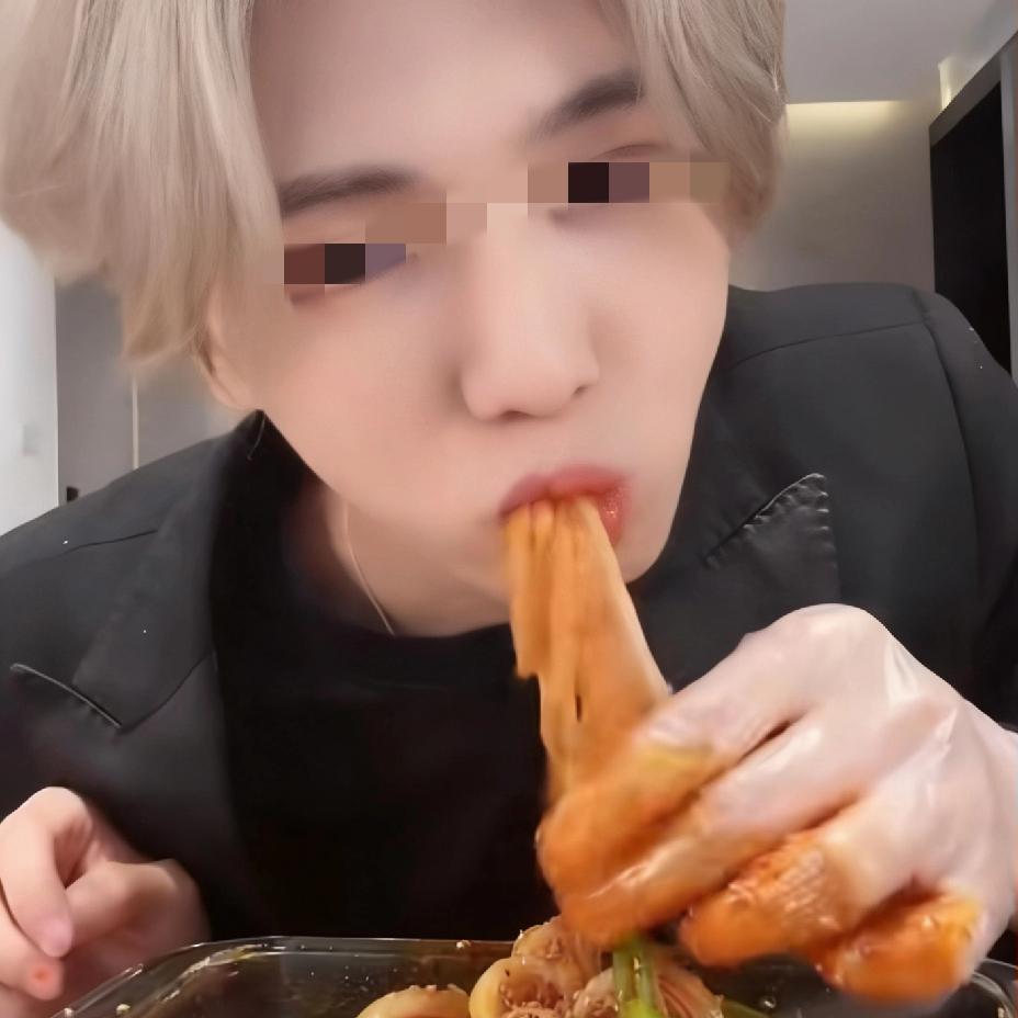 像网红“鹿哈”这样的美食主播，风险也太高了些。每天辛辛苦苦地直播，推销食品，但是