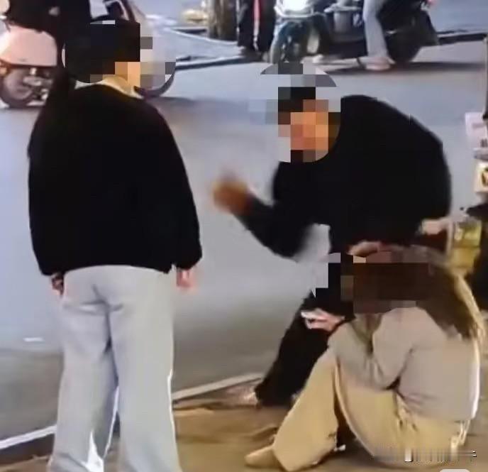 打人者之所以这么嚣张，
有三点很重要….

一是老妈，本来电车碰撞，发生口角，也