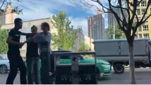 江苏泰州，一名30岁的男子被裁员后，靠跑滴滴和送外卖谋生。母亲觉得他状态不对，居