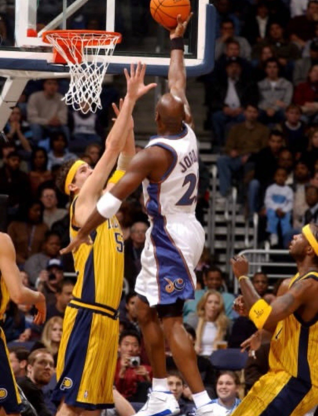 2003年，40岁的迈克尔·乔丹帮助奇才在107-104双加时赛击败步行者，上场