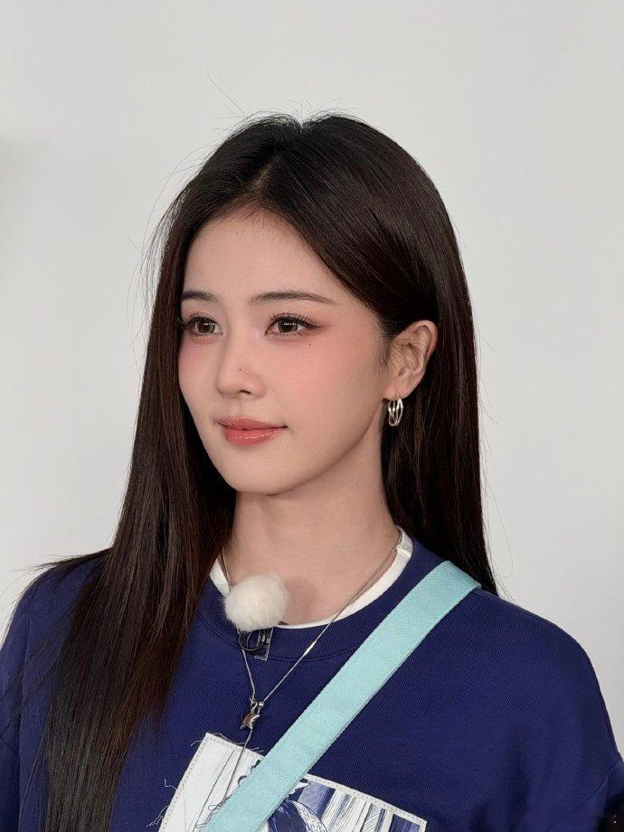 白鹿酷姐也美萌白鹿蓝白叠穿黑长直look 白鹿蓝白叠穿黑长直look，白鹿酷姐也