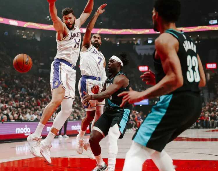 东契奇和里夫斯缺席的湖人大败开拓者，年过四旬的老汉詹姆斯砍下20+9+8独木难支