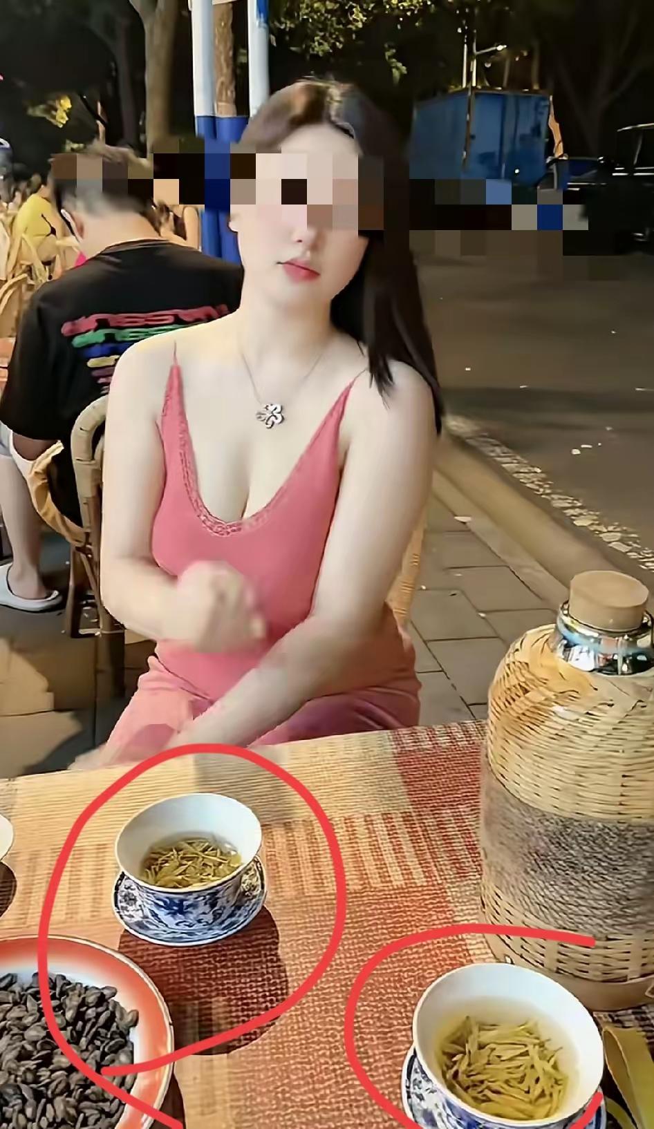 看着这女人，这茶水，这暖瓶，很亲切！女人喝茶就瓜子，摆龙门阵，是哪里的风俗？