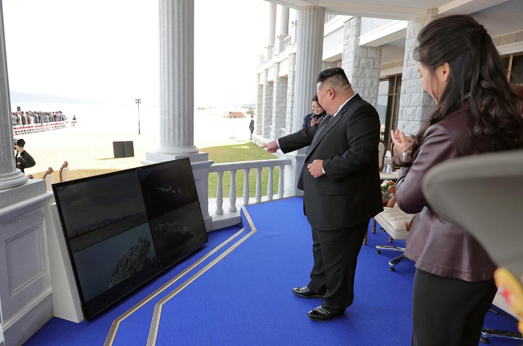 金正恩携爱女出席朝鲜无人航空技术展，全程面带笑容，多用途无人机、自爆无人攻击机等大批作战装备展出（多