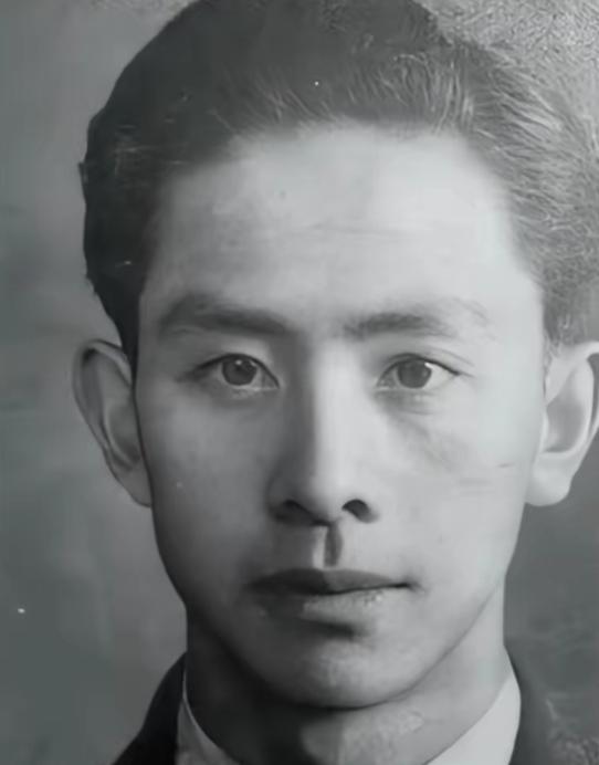 1948年，一位共产党员被捕，为了保命，他主动交代了一份12人的名单。特务们大喜