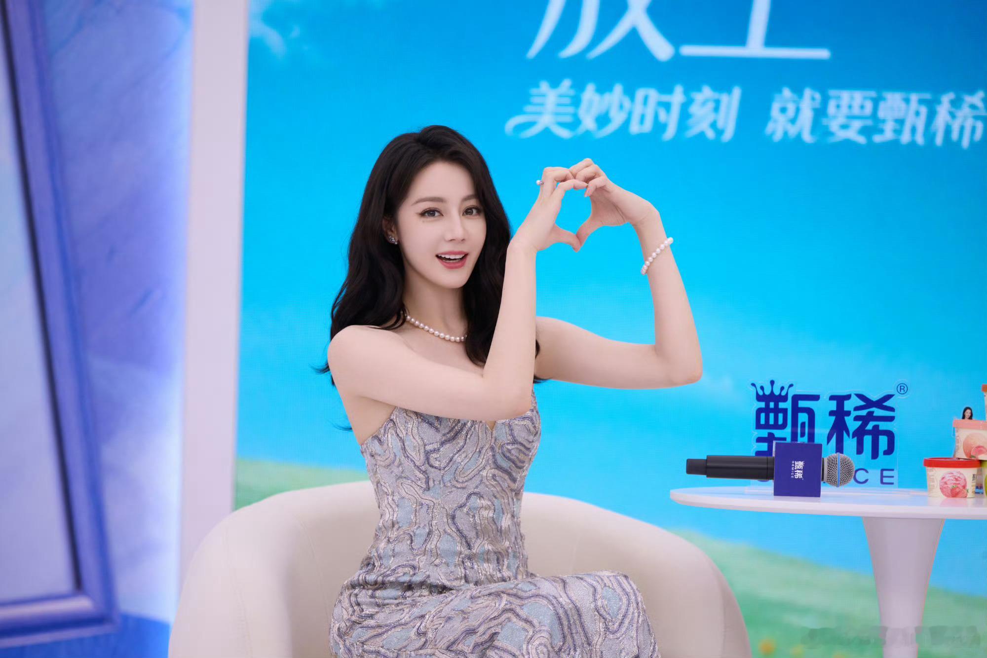 嗷嗷嗷破案了破案了热巴今天骑自行车这个妆和地点果然是甄稀活动那天拍的 