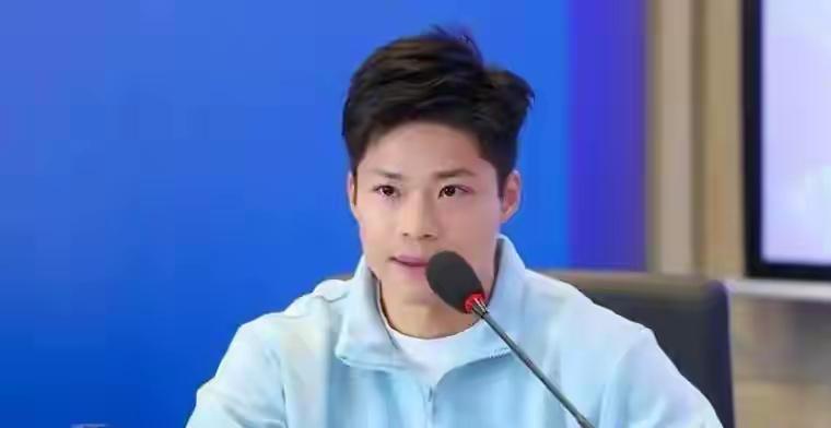刘翔等了11年，等来的是一张49.4万的买断单。苏炳添退役时，自己把路铺好了。