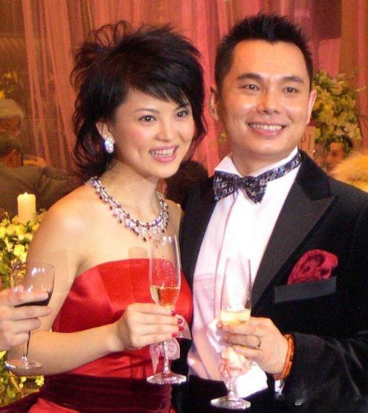 李湘被各大平台禁止关注，这是什么节奏，都知道李湘已经是十足富婆，带着女儿英国留学