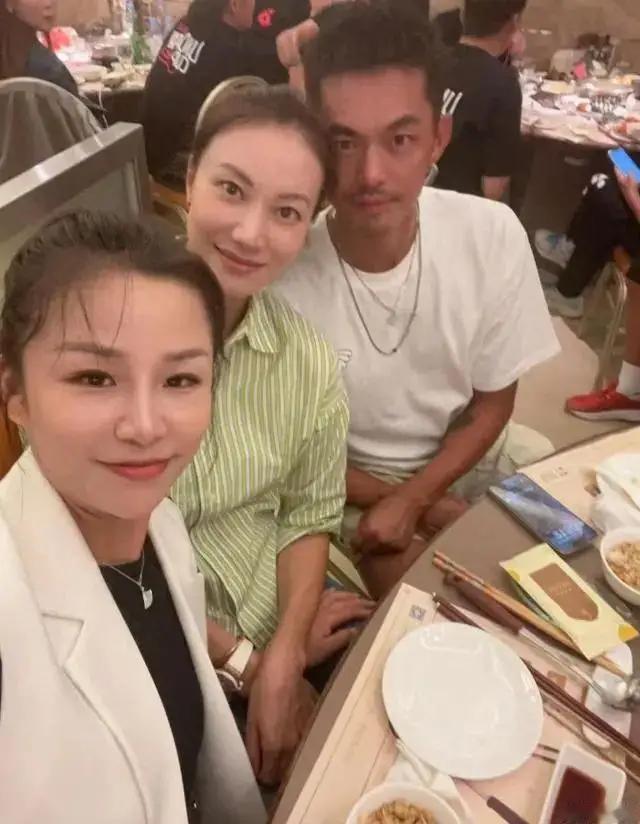 林丹谢杏芳同框秀恩爱！男方因孕期出轨口碑崩，与妻子AA制生活被骂抠门？昔日的羽毛