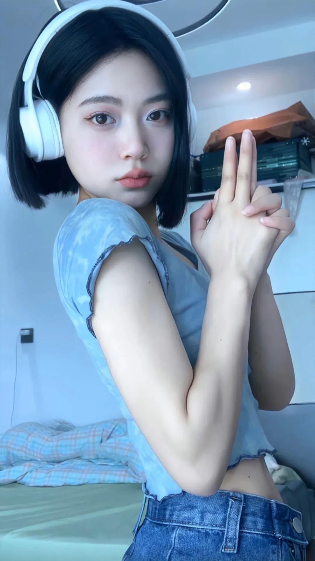 真心喜欢你的男人
通常会有这个行为表现
在信息交流方面，男生通常不及女生积极。
