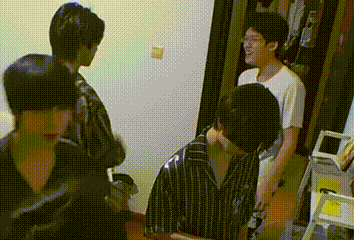 王橹杰 张元英他对面的人在笑什么，不会真的是玩黑梗才笑的吧，起码的尊重前辈得有吧