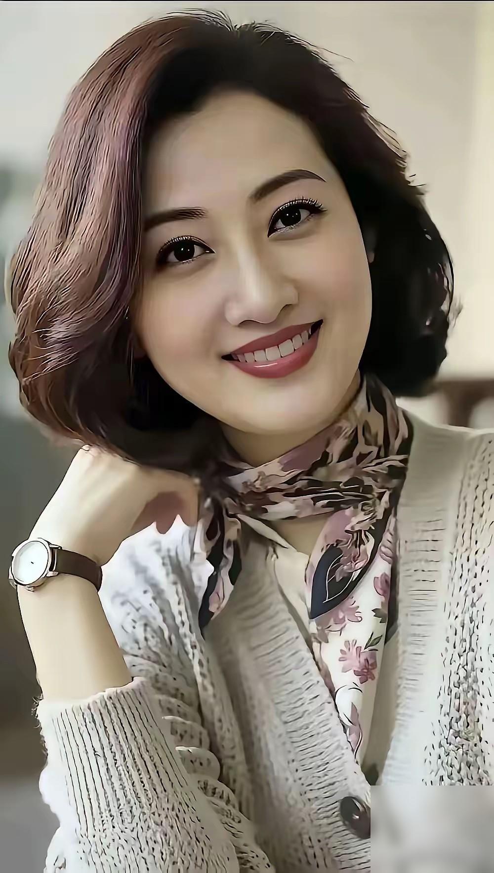 九十年代初，表姐和同事前夫由于感情不合闹到法院离婚。离异后，据说两人都开始了各自