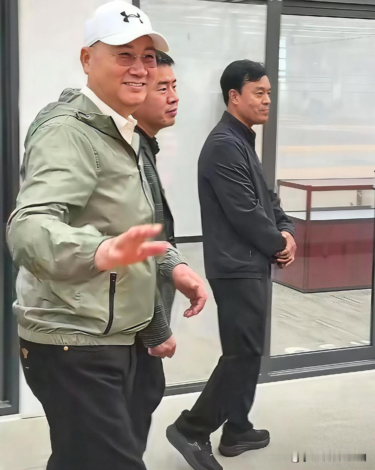 刷到73岁迟重瑞街头被偶遇的画面真的让人感慨万分！
路人拍的生图里他面色红润笑着
