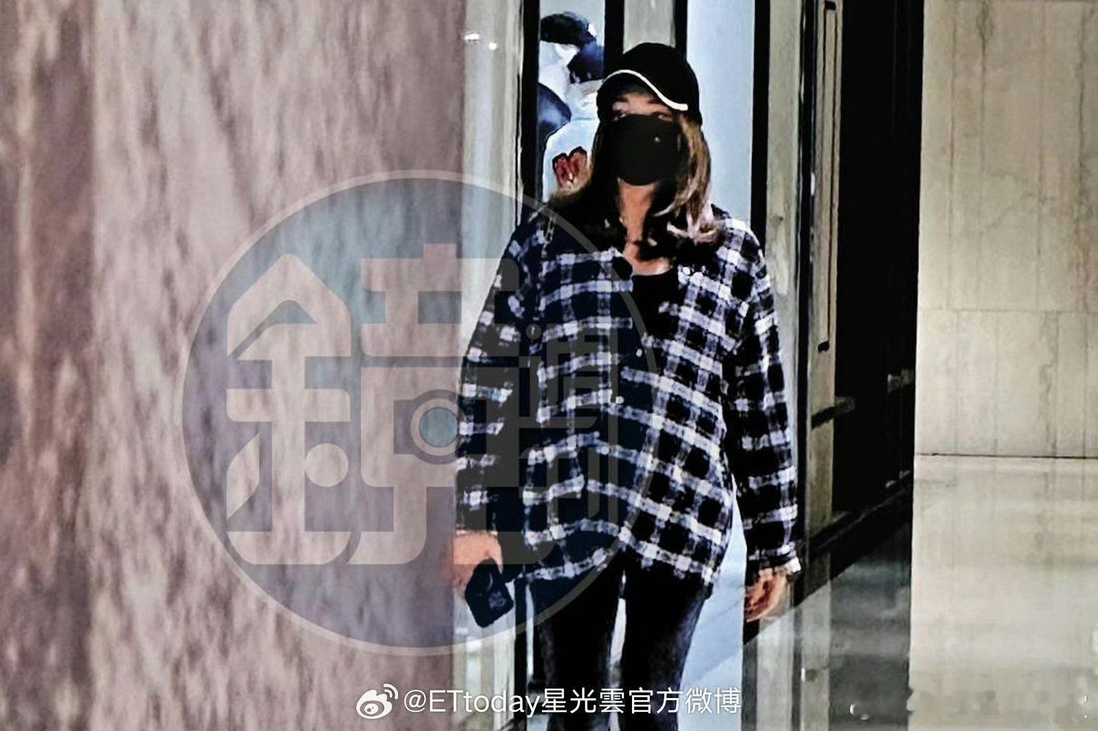 许玮甯7月孕肚照台媒拍到许玮甯挺7月孕肚散步，摸肚的动作好暖，坐等小天使降临，看