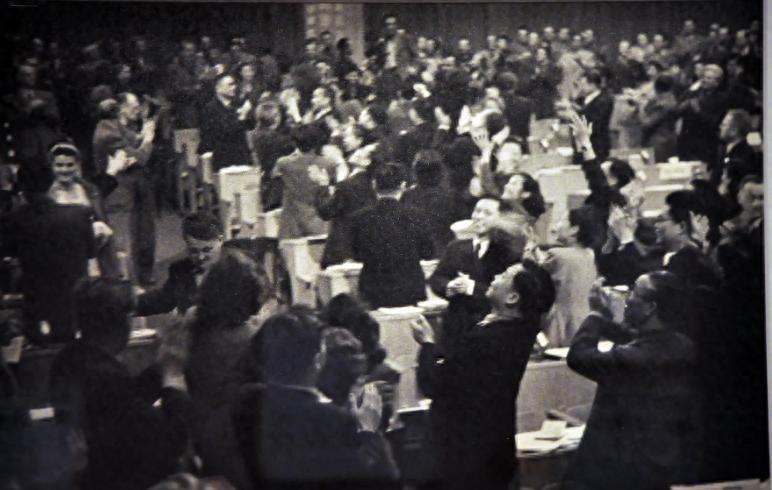 新中国国歌一歌词引发讨论，1949年毛泽东采纳周恩来建议，如何处理歌词争议？
1