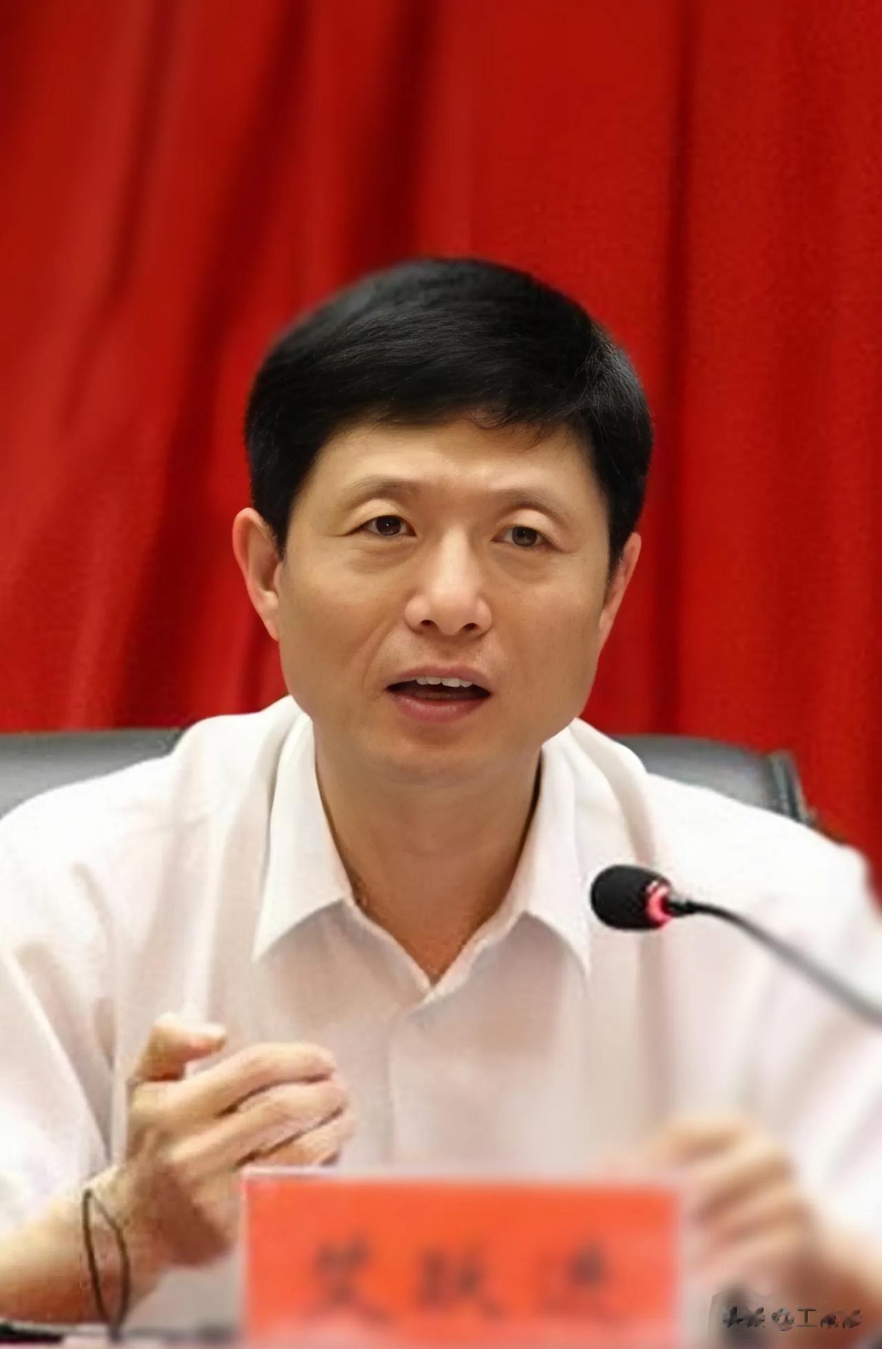大学教授艾跃进说:判断一个大学生将来有没有作为，我只看细节，比如在食堂吃饭，男生