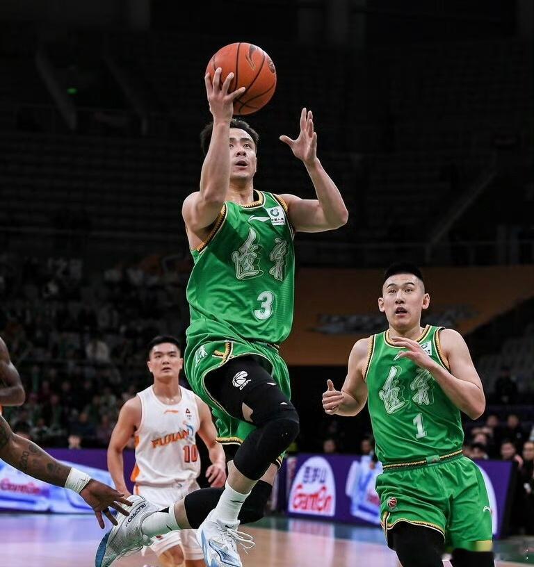 辽宁男篮本赛季排在联盟第9，队内坐拥两大顶薪，一口气用完8个外援名额，结果却打出