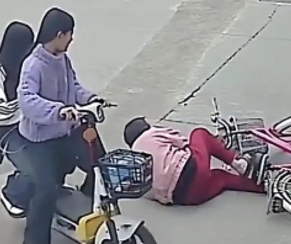 两名骑电动车的初中生好心扶摔倒老人，却被认定为次责，而且还被老人索赔22万，这又