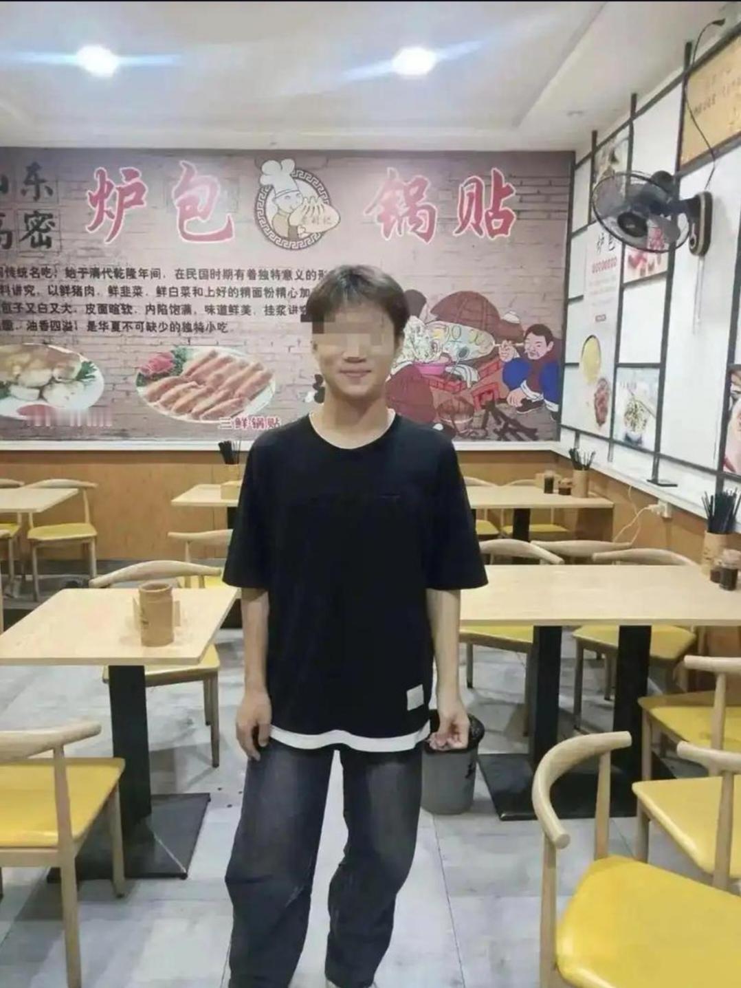 19岁小伙周凤刚为救跳河女友不幸溺亡，家人惊讶于他的英勇行为和意外结局。
19岁