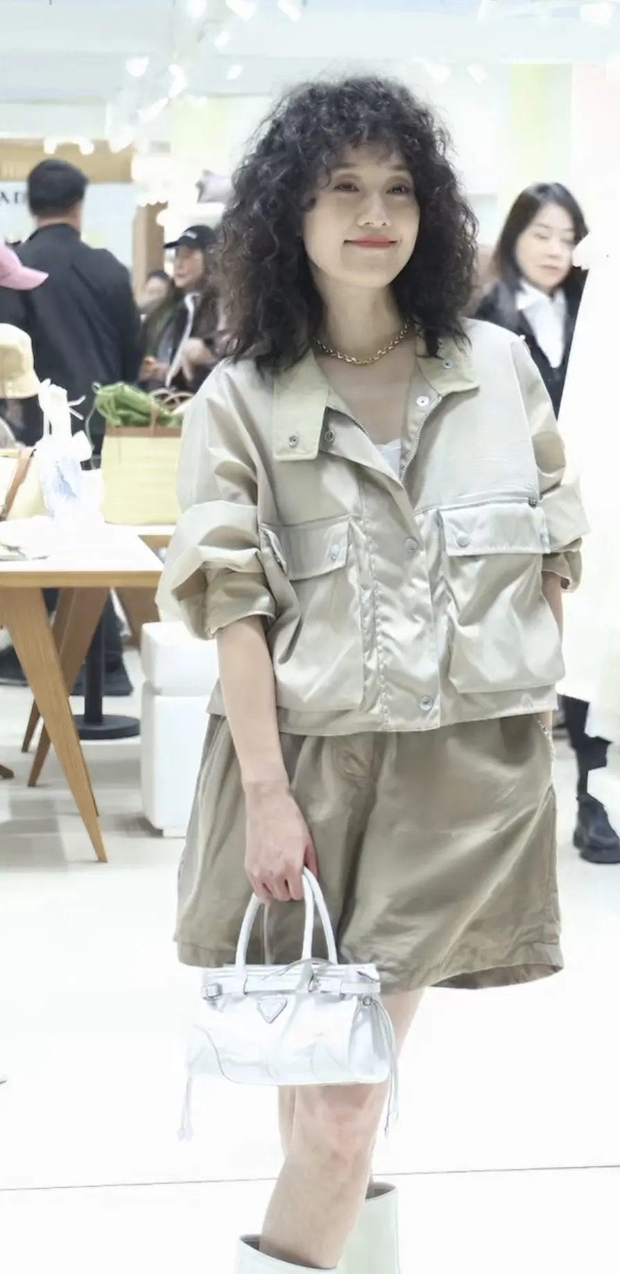 马伊琍，卷发造型惊艳亮相