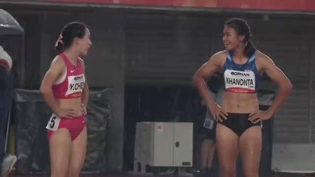 那小孩比赛呢认真点，你咋还聊上了呢#陈妤颉 #2026名古屋亚运会 #中国4x100米接力