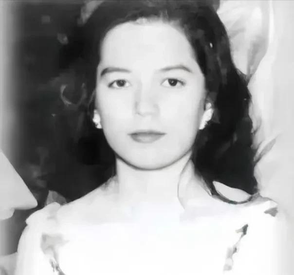 1942年，26岁的蒋纬国在火车站看到一位美丽的少女，便走上前去和她搭讪：“小姐