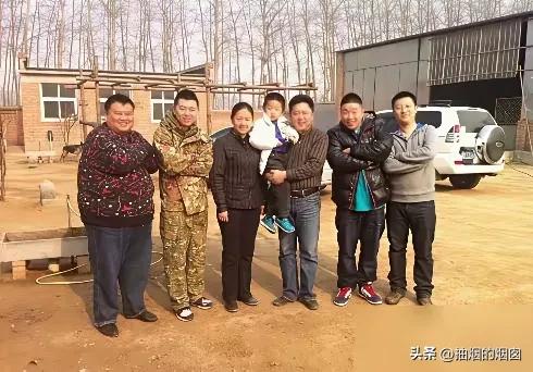 德云老照片。
左起：
喂过大象的孙越
于谦徒弟、老郭义子冯阔洋
漂亮的谦嫂、于思