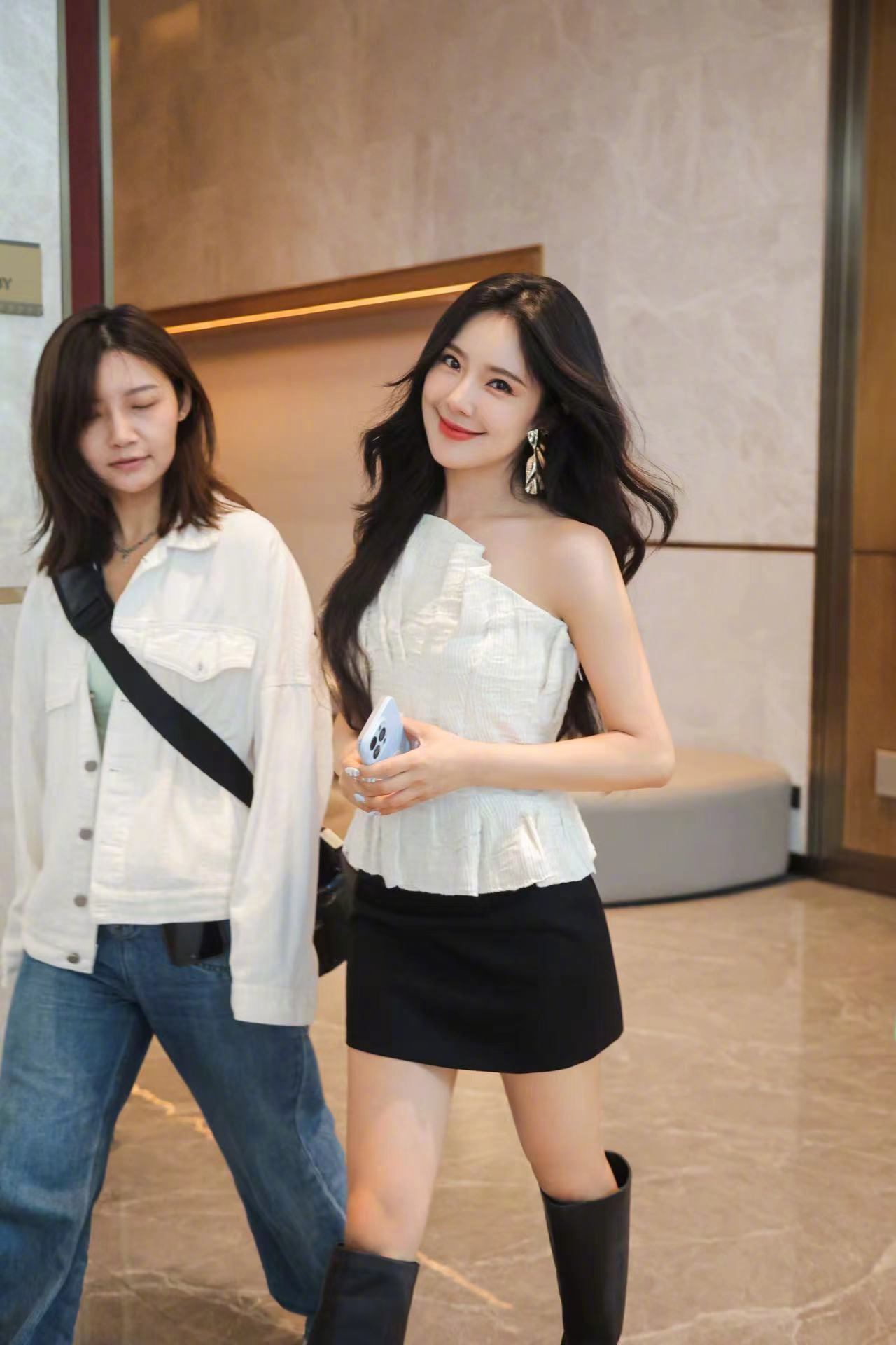 #赵奕欢漫画腿##赵奕欢腿#赵奕欢路透，不愧是一直在健身的姐姐，这腿部肌肉线条太