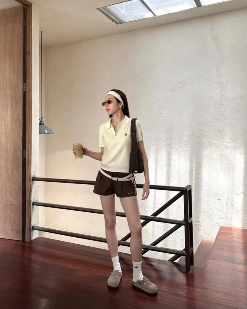潮酷清爽夏日穿搭～机能风镂空背心叠穿短西装，下身一袭泼墨阔腿工装裤，踩着厚底运动