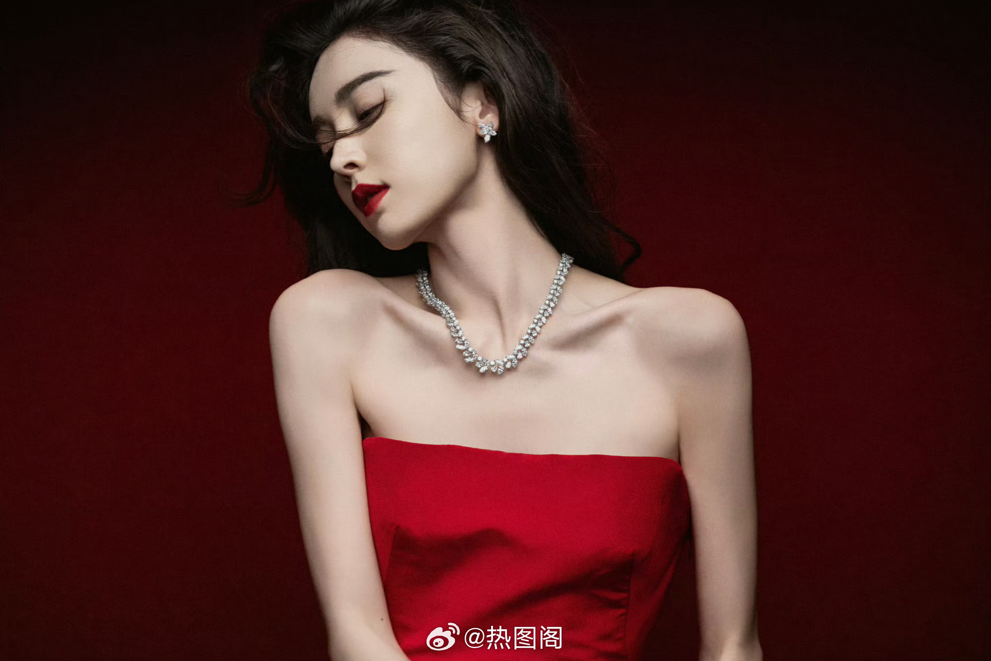 古力娜扎，红唇热烈，精致迷人。娜扎热图阁公众号 