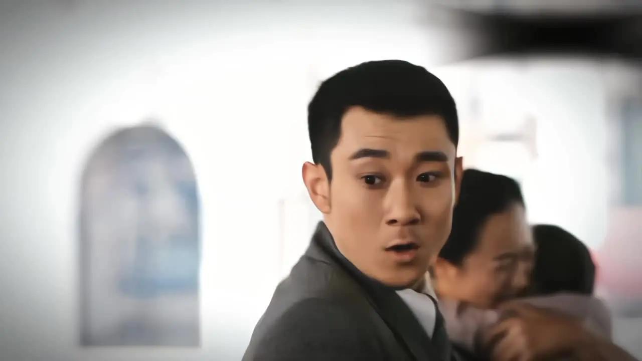 向先烈致敬，是无数个像这样不怕牺牲的先辈用鲜血和生命换来了抗战的胜利，以及如今繁