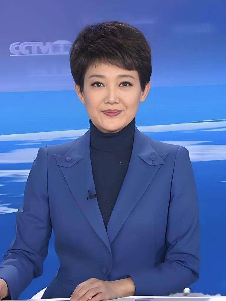 屏幕前的她，知性如兰，从容若月。梁艳以温润之声解读天下事，用专业与优雅架起新闻与