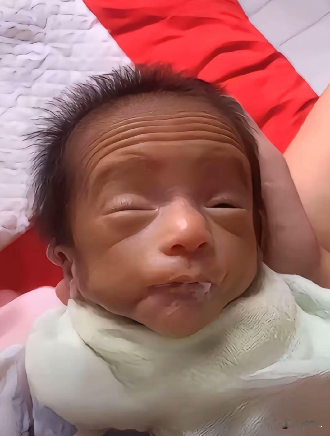 生孩子时，剧痛难忍，我都没有哭。然而，当我第一眼看到孩子的时候，我的泪水便如决堤