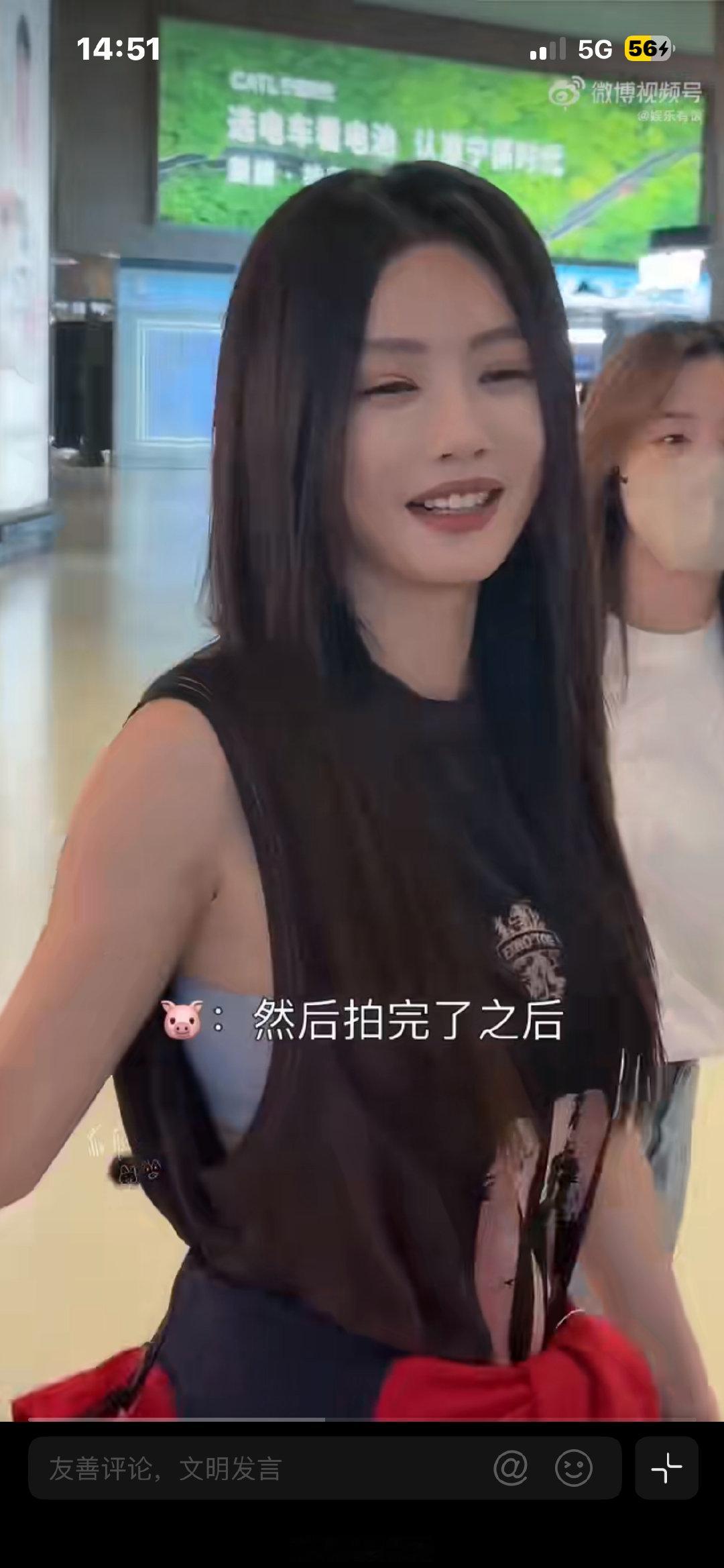 蔡文静学粉丝机场饭拍 论宠粉还得是蔡文静！机场被粉丝怼脸饭拍，当场模仿同款拍摄视