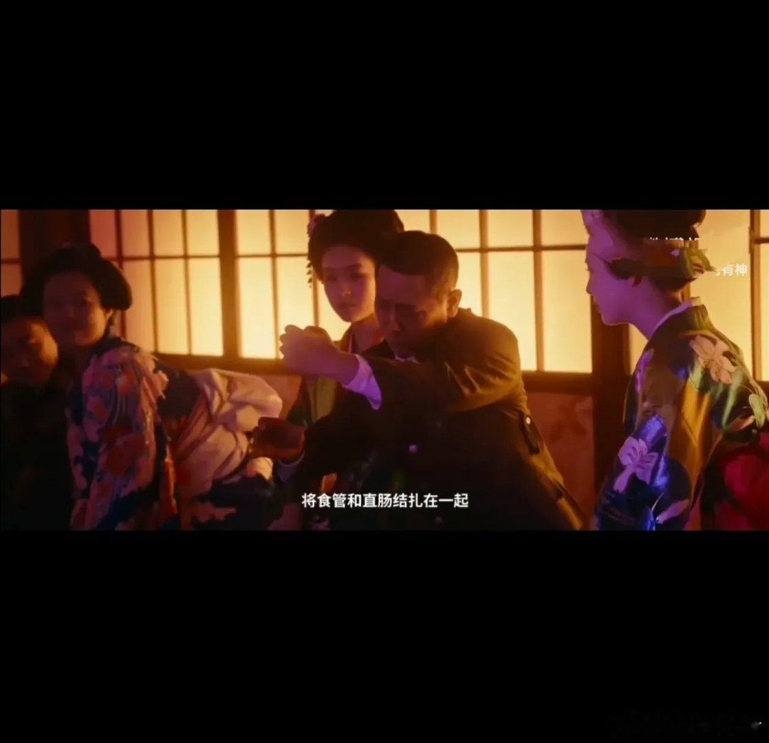 731731终于可以上映了！今天上午在万达广场门口，电影宣传画的角落，看到了7月