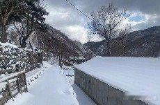 【银装素裹！北京门头沟深山区下雪了】11月24日，门头沟再迎降雪。深山区的群山披