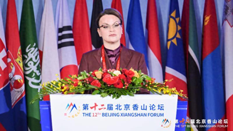 “中国枪杆子硬，却不拿枪压人。”
 
俄罗斯副防长安娜·齐维廖娃的话音刚落，俄罗