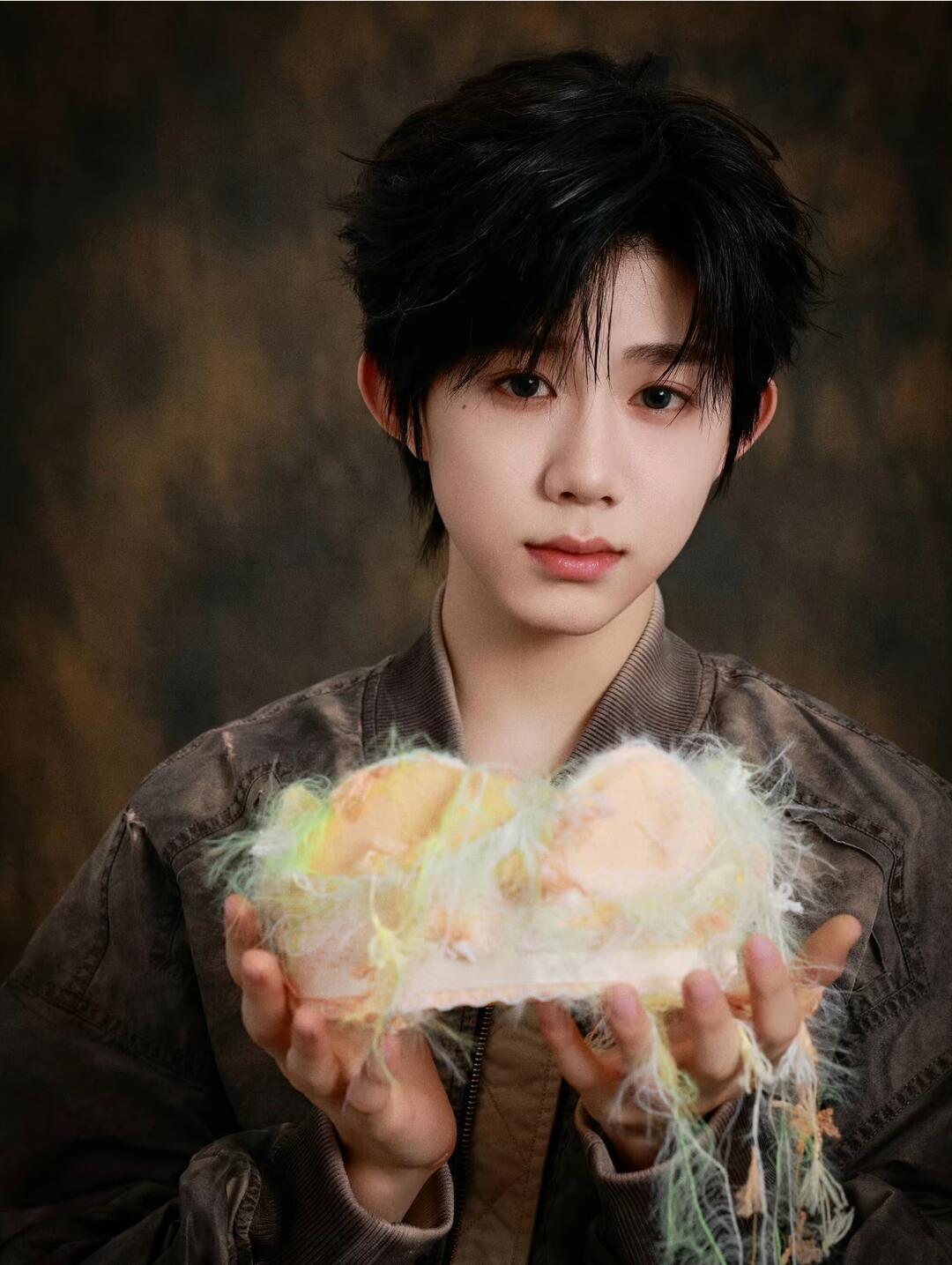 tg~陈奕恒林清源陈奕恒粉丝在TF家族官博排字 要求归还陈奕恒应有的营业与曝光 