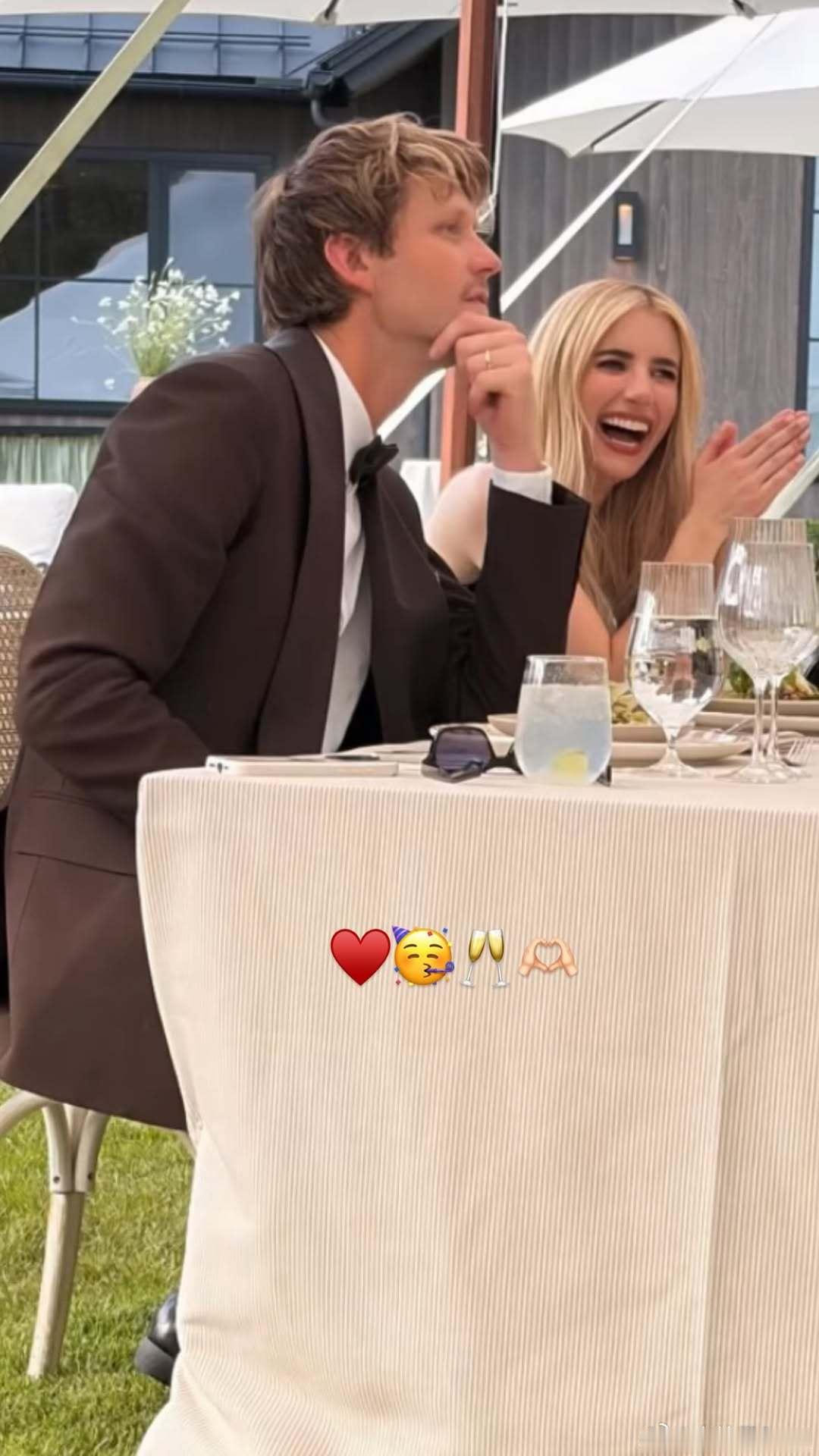 Emma Roberts艾玛罗伯茨的妈妈Kelly分享艾玛和Cody John的